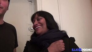 Vanessa, se fait défoncer par tous les trous avec le sourire